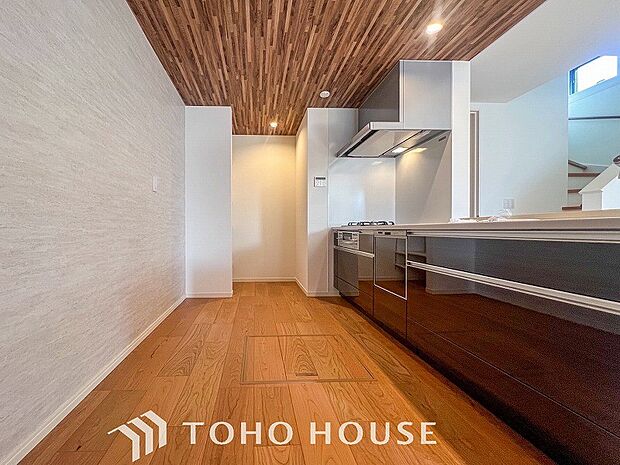 プライベートスペースを彩るインテリアとしての美と、快適な日常を支える機能性と強さがひとつになったキッチンです。