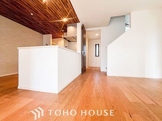 あたたかい日差しがたっぷり降り注ぐLDKは自然と家族の顔があかるい笑顔に。