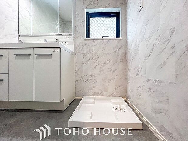 洗濯機を配置しても十分なスペースを確保しております。