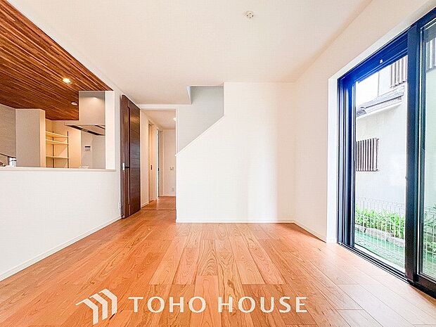 忙しい朝でも、しっかり家族が揃って食事をして頂けるゆとりある大きさのダイニングスペース。