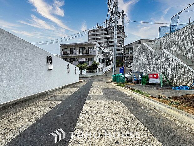 前面道路含む現地写真『快適』は「家」と「街」と「環境」が調和した時に訪れるだと改めて感じさせてくれます。