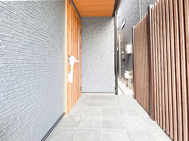 清潔感溢れる玄関がお出迎えする本邸宅の物語は、ここから始まる日常を期待させます。