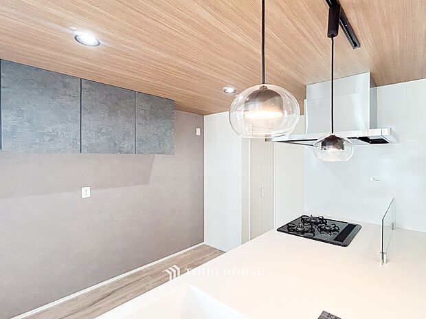 プライベートスペースを彩るインテリアとしての美と、快適な日常を支える機能性と強さがひとつになったキッチンです。