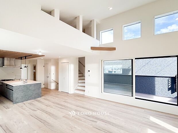 光と風があふれる開放的なリビングダイニングには自然と家族みんなが集まってきます。