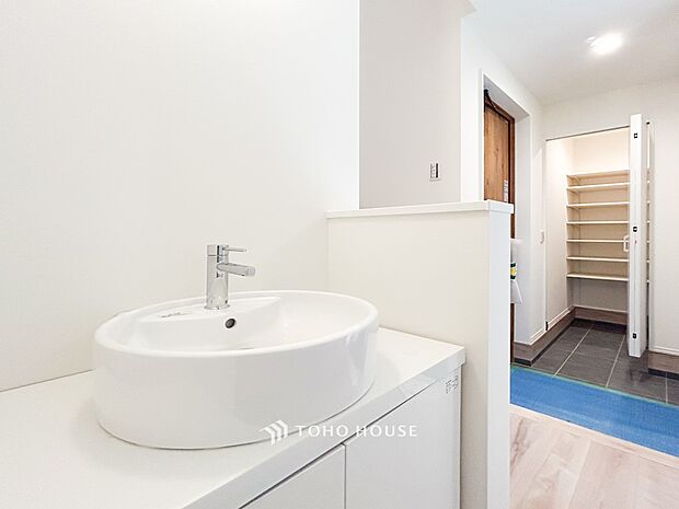 やわらかな陽射しがふりそそぎ、ゆったりした時間が流れる室内。