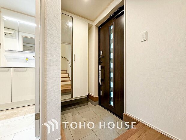 明るくコントラストのある、開放感と清潔感を兼ね備えた玄関。