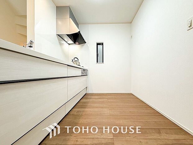 機能的で使い勝手のよさそうなキッチン。明るく清潔感があります。