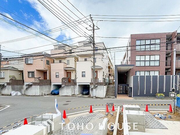 住む人を映し出す洗練された佇まいは、いつまでも輝き続けながらいつしか街の風景に溶け込んでいきます。