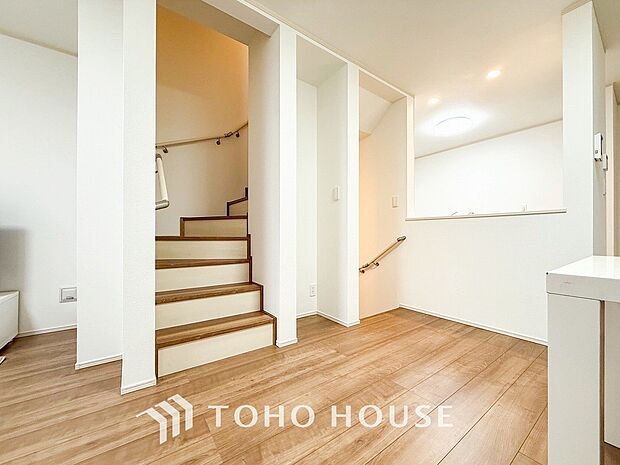 パブリックゾーンとプライベートゾーン繋ぐ階段。豊かな陽光が注ぎ込み、爽やかな住空間を演出。