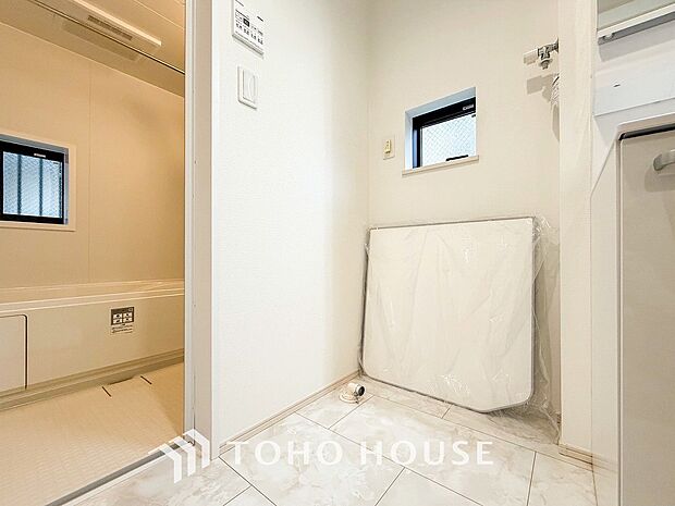 洗濯機を配置しても十分なスペースを確保しております。