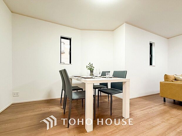 明るく開放的な空間が広がるLDK。室内には豊かな陽光が注ぎ込み、爽やかな住空間を演出。