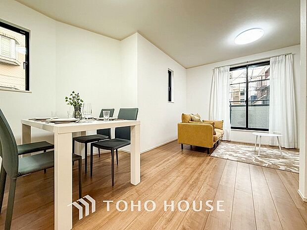 光と風があふれる開放的なリビングダイニングには自然と家族みんなが集まってきます。