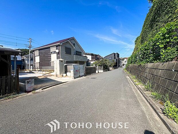 前面道路含む現地写真『快適』は「家」と「街」と「環境」が調和した時に訪れるだと改めて感じさせてくれます。