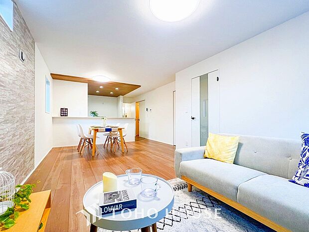 ご家族みんながゆったり寛げる広々リビング。上質な時間を育む暮らしのメインステージです。