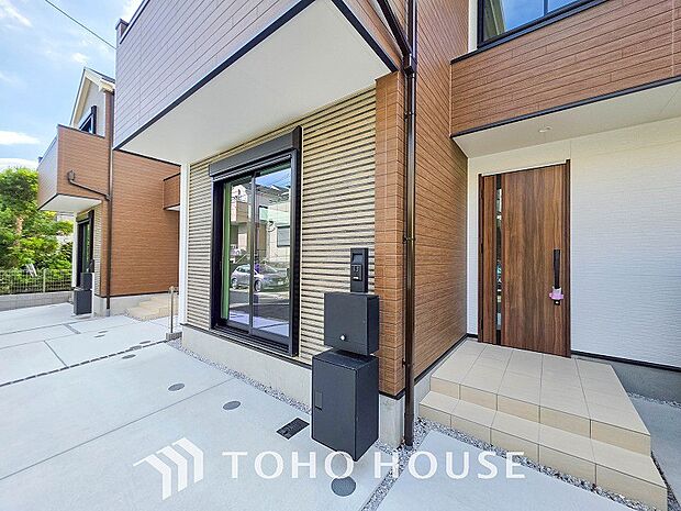 住む人や訪れる人やさしくエスコートする玄関アプローチ。