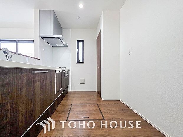 お手入れのしやすいすっきりしたシステムキッチンを採用しました。