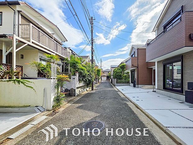 前面道路含む現地写真『快適』は「家」と「街」と「環境」が調和した時に訪れるだと改めて感じさせてくれます。