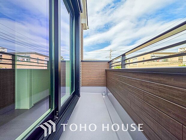 暮らしの中で光と風を演出してくれるバルコニー。