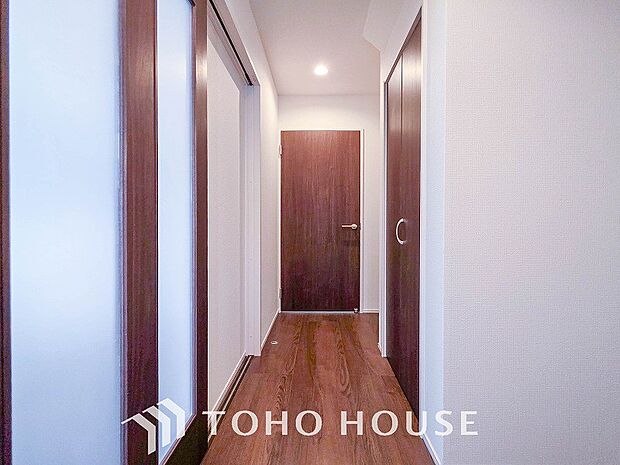 上質感漂う廊下。居住者の帰り、訪れる方を優しく迎える・安らぎに満ちた生活空間を予感させる。