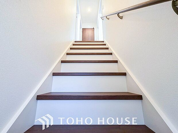 階段にはお子様やお年寄りに安心な手すりをご用意。