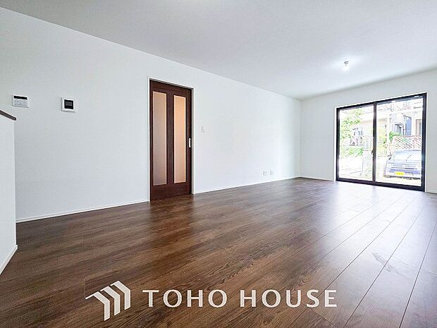 光と風があふれる開放的なリビングダイニングには自然と家族みんなが集まってきます。