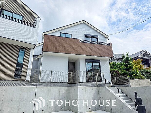 住む人や訪れる人やさしくエスコートする玄関アプローチ。