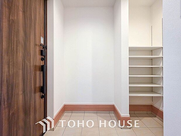 居住者の帰り、訪れる方を優しく迎えてくれる開放感のある玄関。