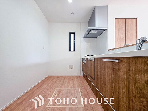 お手入れのしやすいすっきりしたシステムキッチンを採用しました。