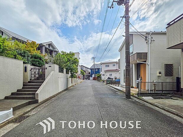 前面道路含む現地写真『快適』は「家」と「街」と「環境」が調和した時に訪れるだと改めて感じさせてくれます。