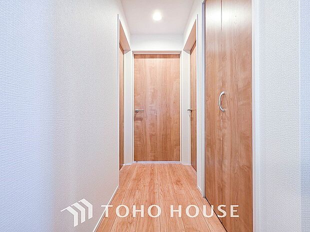 上質感漂う廊下。居住者の帰り、訪れる方を優しく迎える・安らぎに満ちた生活空間を予感させる。