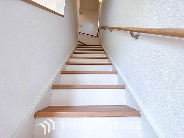 階段にはお子様やお年寄りに安心な手すりをご用意。