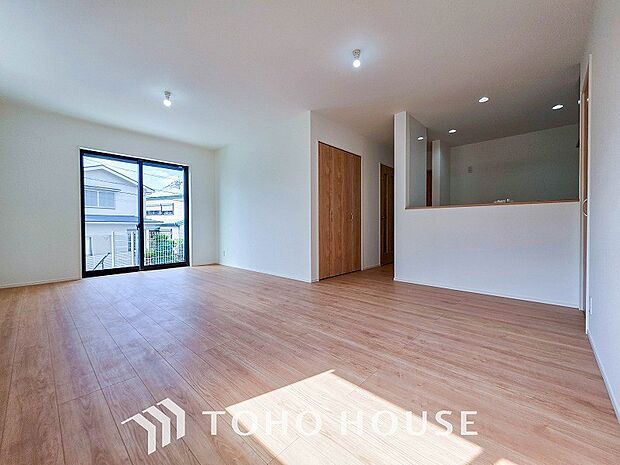 対面式キッチンのあるLDKで家族の会話が弾みます。