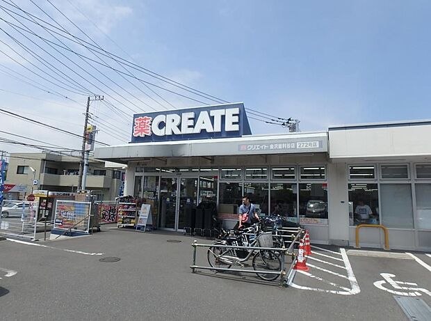 お薬や日用品はもちろん、冷蔵冷凍食品・野菜・精肉・お酒などをお手ごろ価格で取り揃える頼もしいお店。
