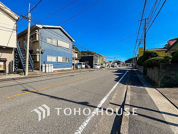 前面道路含む現地写真『快適』は「家」と「街」と「環境」が調和した時に訪れるだと改めて感じさせてくれます。