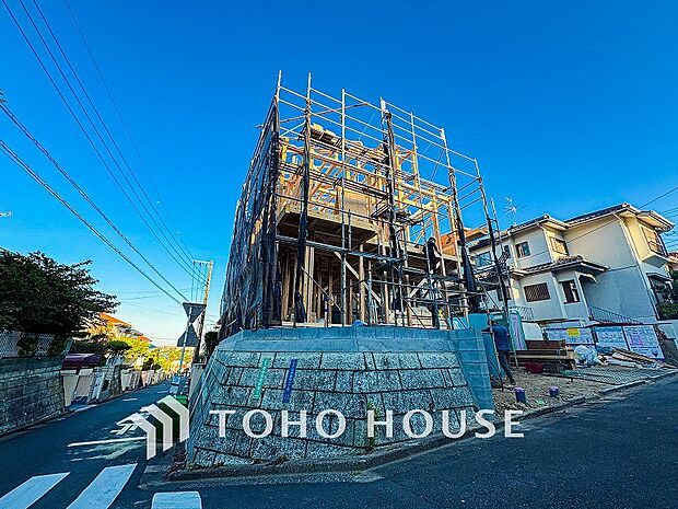 風を感じ青い空から太陽の恵みを感じる温もり溢れる佇まい。
