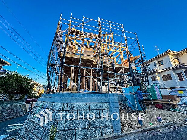 堂々たる趣ながら、主張し過ぎずどこか余裕を感じさせるシャープなフォルムで佇む邸宅。