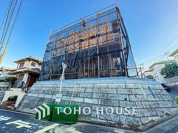 風を感じ解放感あふれる光に満ちた住まい。