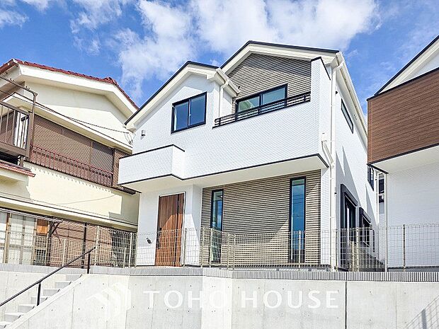 住む人や訪れる人やさしくエスコートする玄関アプローチ。