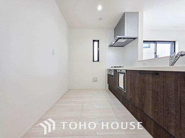 お手入れのしやすいすっきりしたシステムキッチンを採用しました。