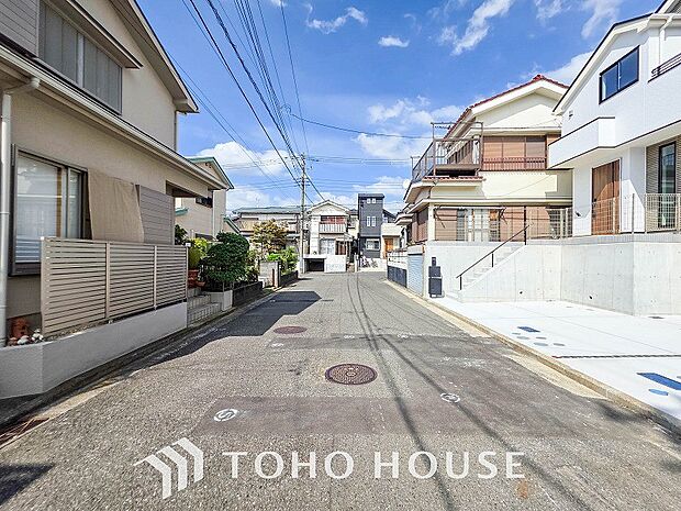 前面道路含む現地写真『快適』は「家」と「街」と「環境」が調和した時に訪れるだと改めて感じさせてくれます。