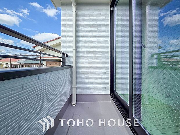 暮らしの中で光と風を演出してくれるバルコニー。