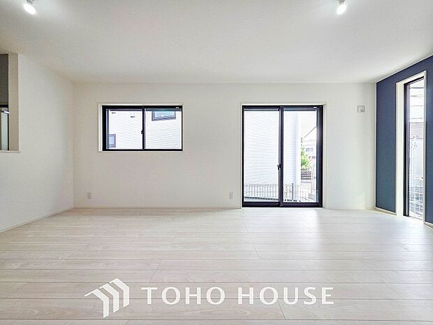 光と風があふれる開放的なリビングダイニングには自然と家族みんなが集まってきます。