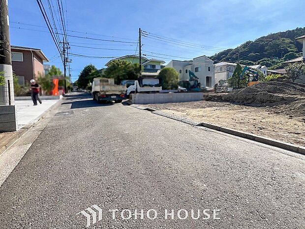 閑静な住宅街の陽当りに恵まれた土地。たくさんの想いが美しいカタチに彩られた時、そこにはひと時のくつろぎが生まれ、ゆっくりと愛着が育まれていきます。