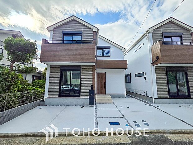 住む人や訪れる人やさしくエスコートする玄関アプローチ。