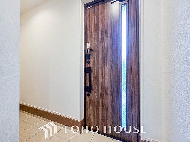 居住者の帰り、訪れる方を優しく迎えてくれる開放感のある玄関。