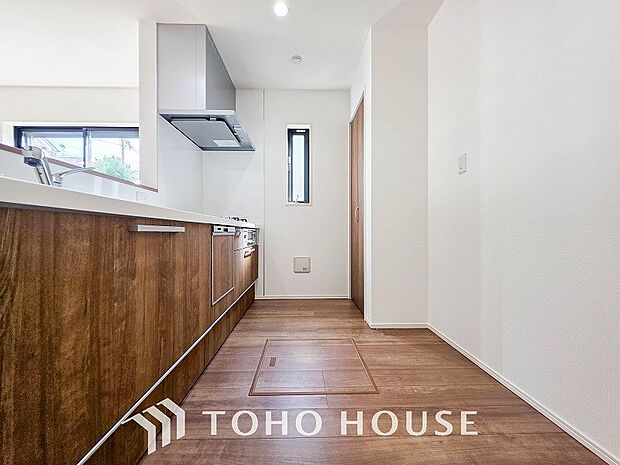 お手入れのしやすいすっきりしたシステムキッチンを採用しました。