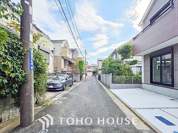 前面道路含む現地写真『快適』は「家」と「街」と「環境」が調和した時に訪れるだと改めて感じさせてくれます。