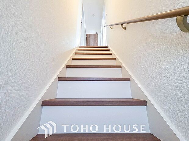 階段にはお子様やお年寄りに安心な手すりをご用意。