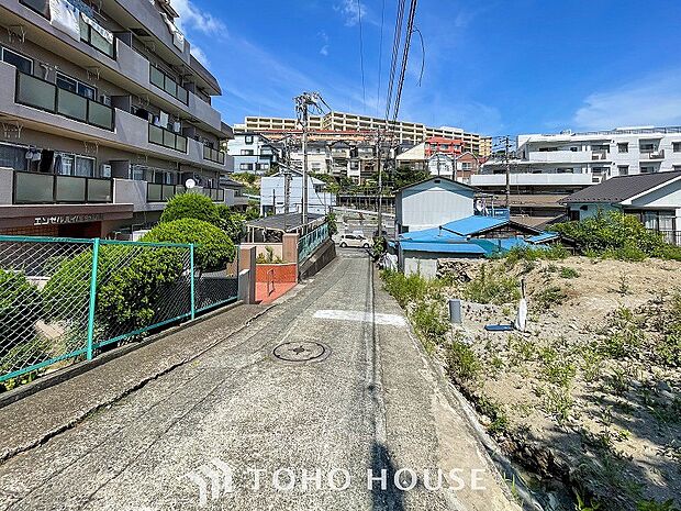 前面道路含む現地写真『快適』は「家」と「街」と「環境」が調和した時に訪れるだと改めて感じさせてくれます。