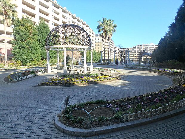 マンション住人が気軽に利用できる中庭のような公園です。